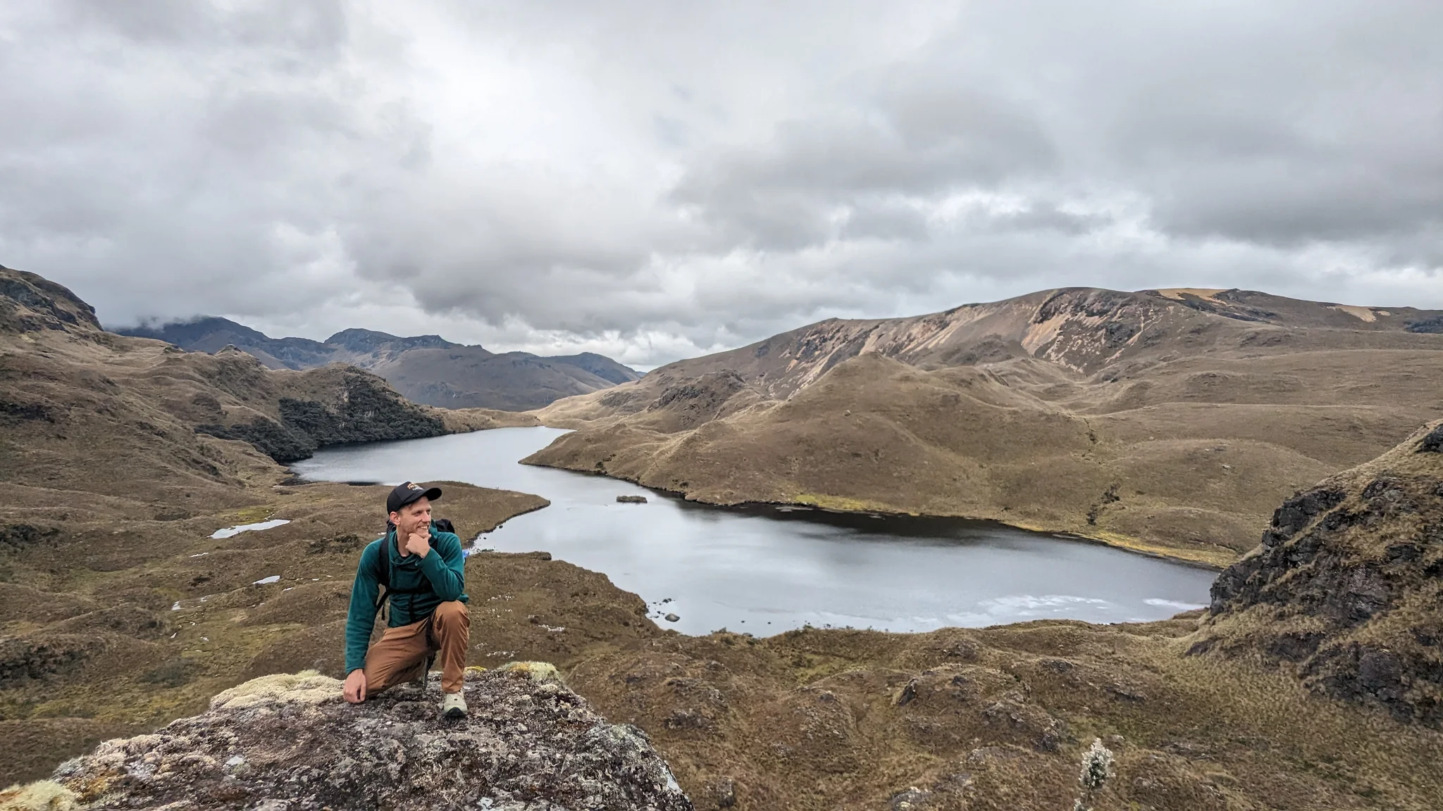 Un caminante ante la cuenca de Laguna Larga.