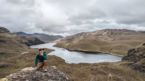 Un caminante ante la cuenca de Laguna Larga.