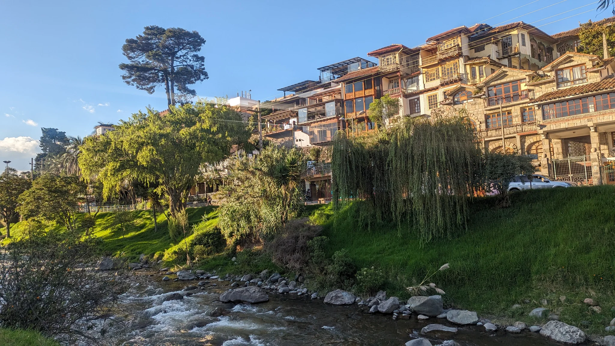 Casas junto al río sobre riberas verdes