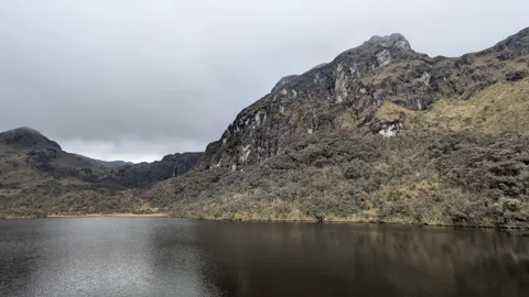 Espeluznante bajo paredes rocosas.