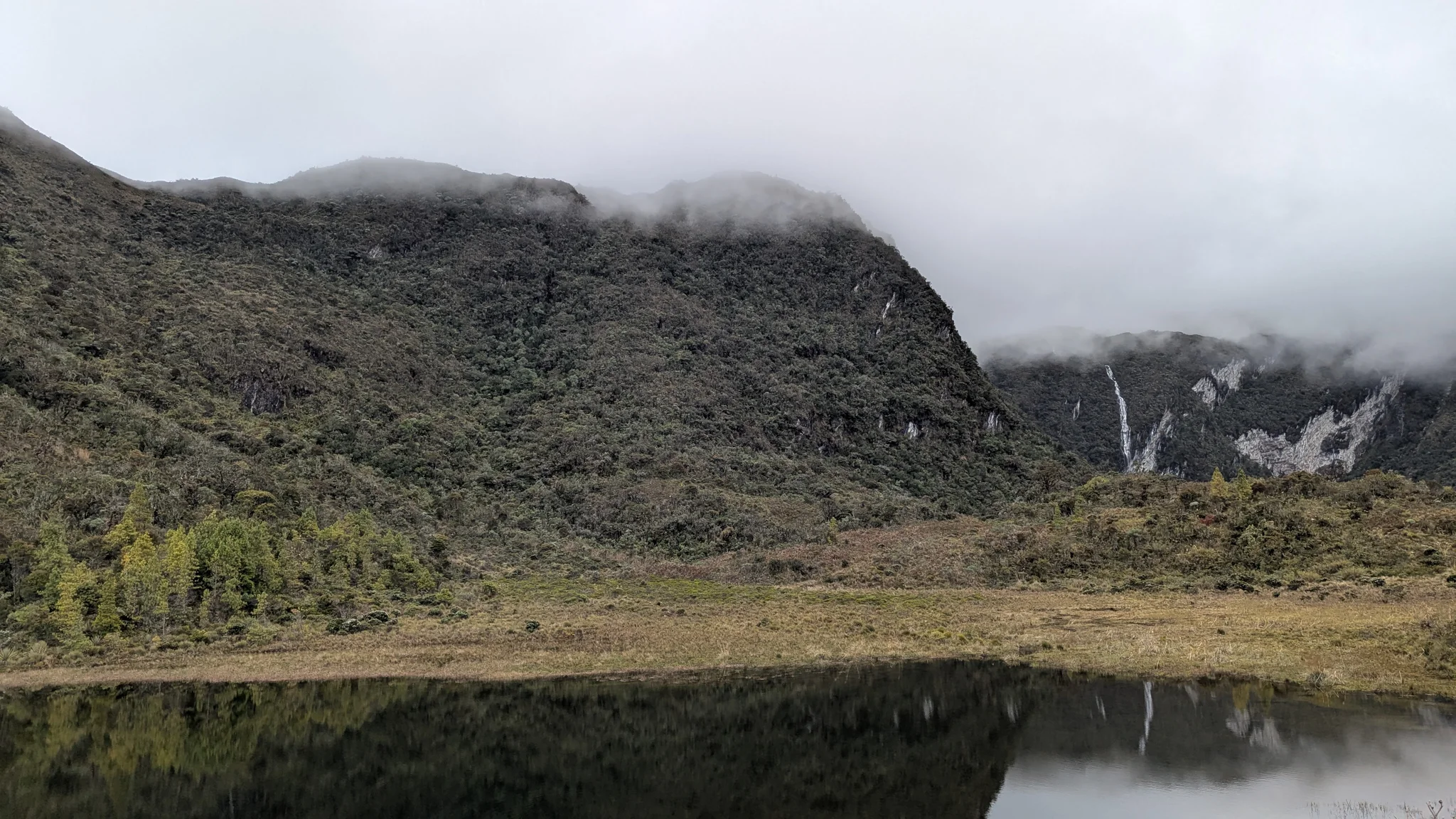 Una laguna con niebla bajo un filo oscuro. El nombre del cuerpo de agua sigue sin confirmarse.
