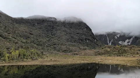 Una laguna con niebla bajo un filo oscuro. El nombre del cuerpo de agua sigue sin confirmarse.