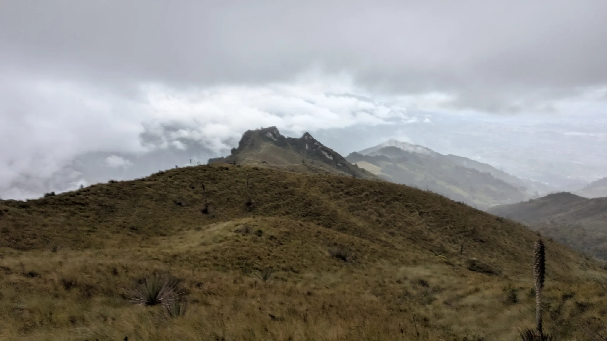 Una cumbre redondeada bajo cielos grises