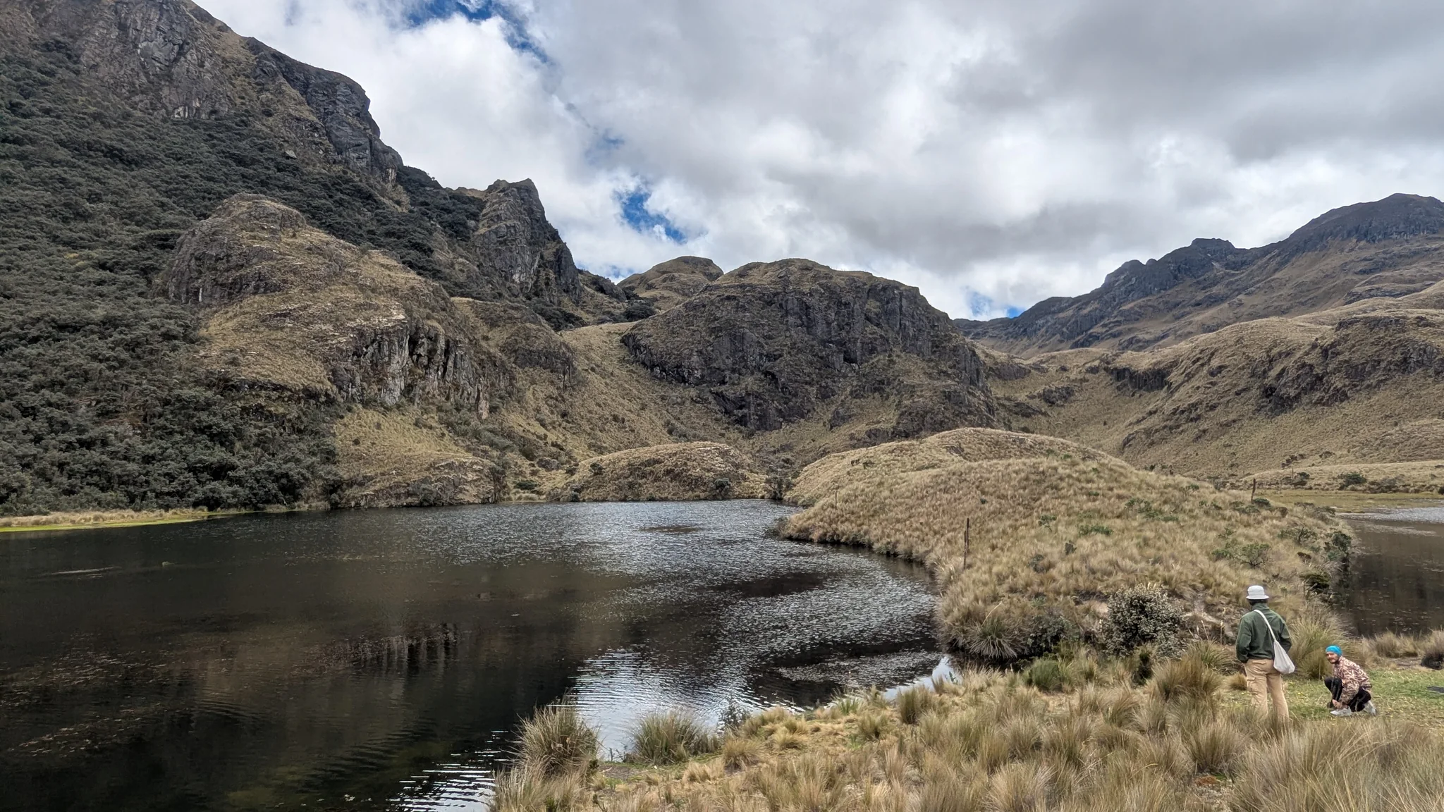 Dos caminantes junto a Lagunas Unidas.