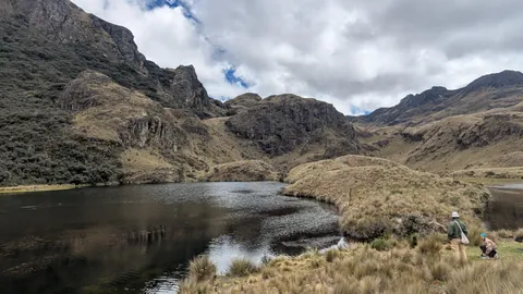Dos caminantes junto a Lagunas Unidas.