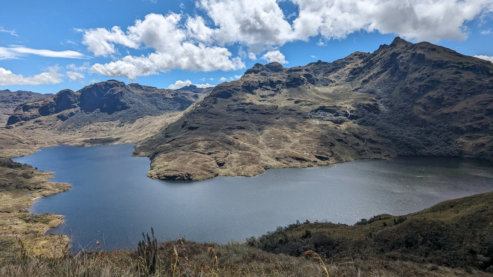 Mamamag bajo cumbres escarpadas.