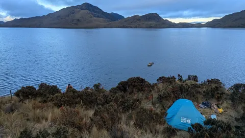 Una tienda azul en la orilla de Lagartococha.
