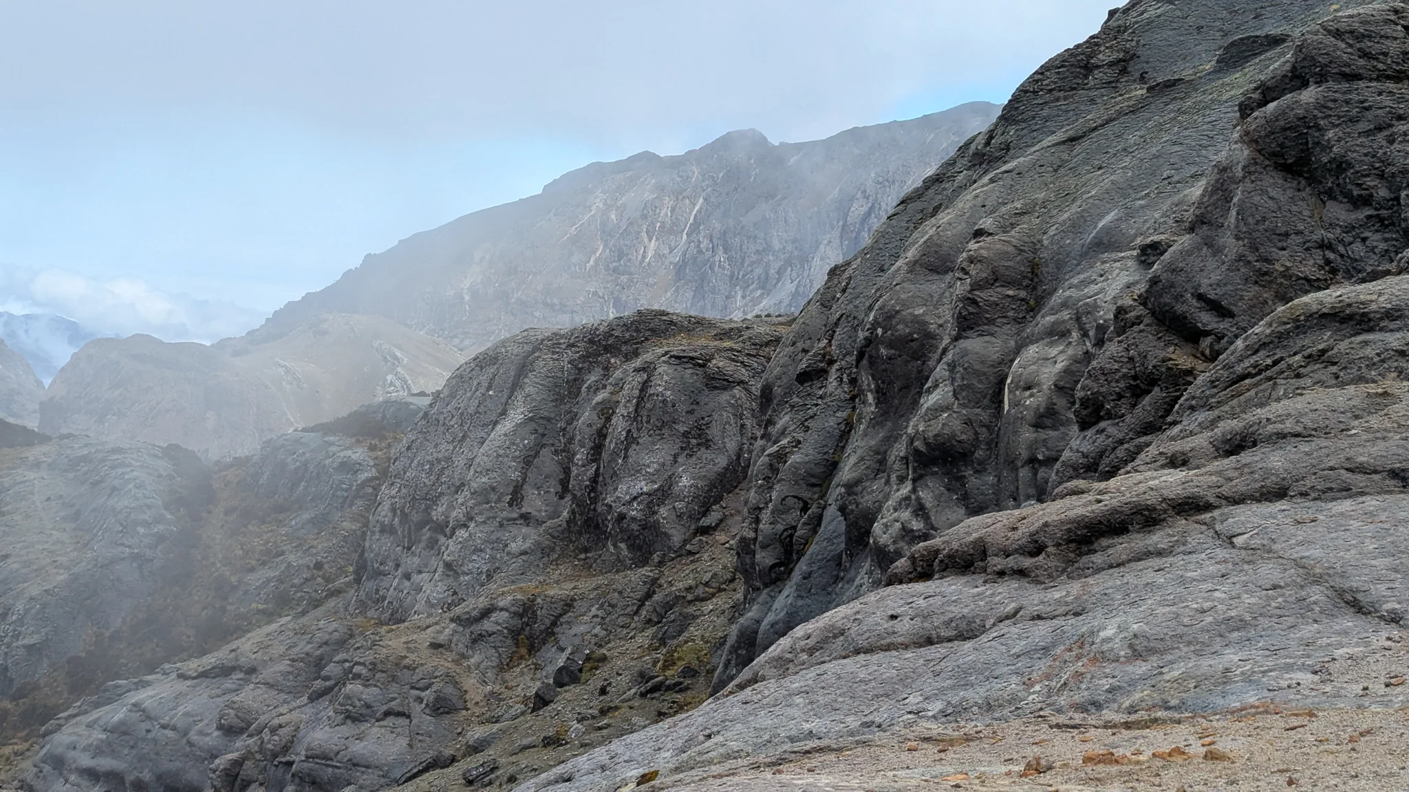 Una vista cercana de la pared de montaña