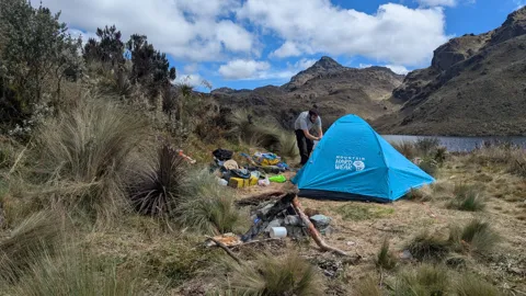Una tienda azul junto a Osohuayco.