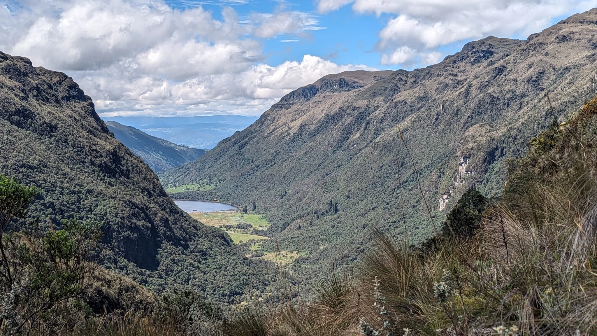 Un profundo valle verde de montaña