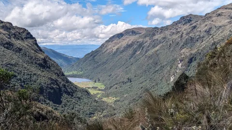 Un profundo valle verde de montaña