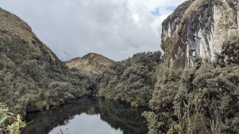 Una laguna al pie de paredes escarpadas. El nombre del cuerpo de agua sigue sin confirmarse.