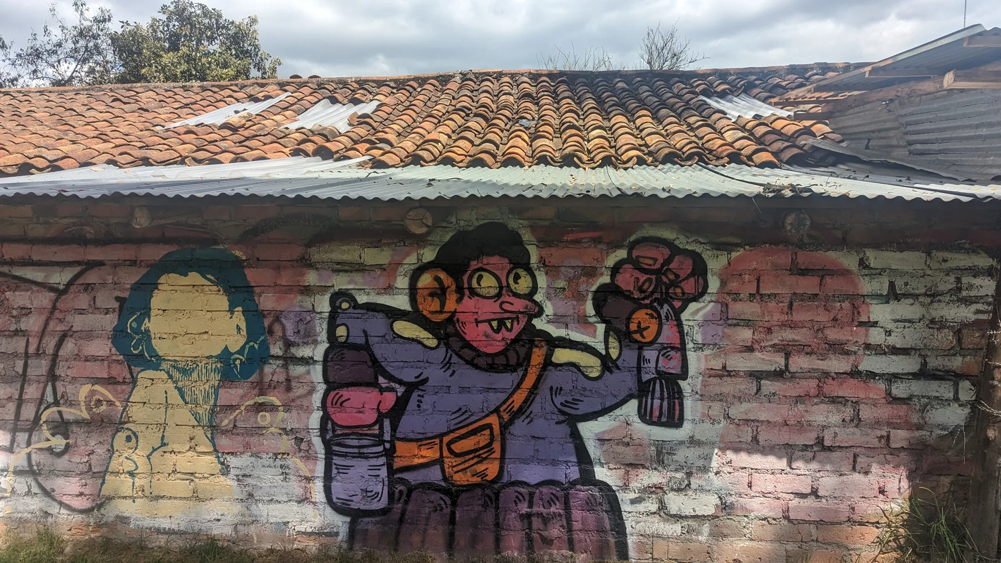 Figuras pintadas en un muro de ladrillo