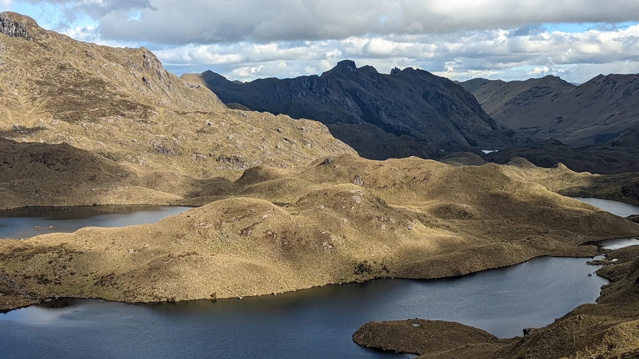 Lagunas de Cuchichaspana desde una ladera.