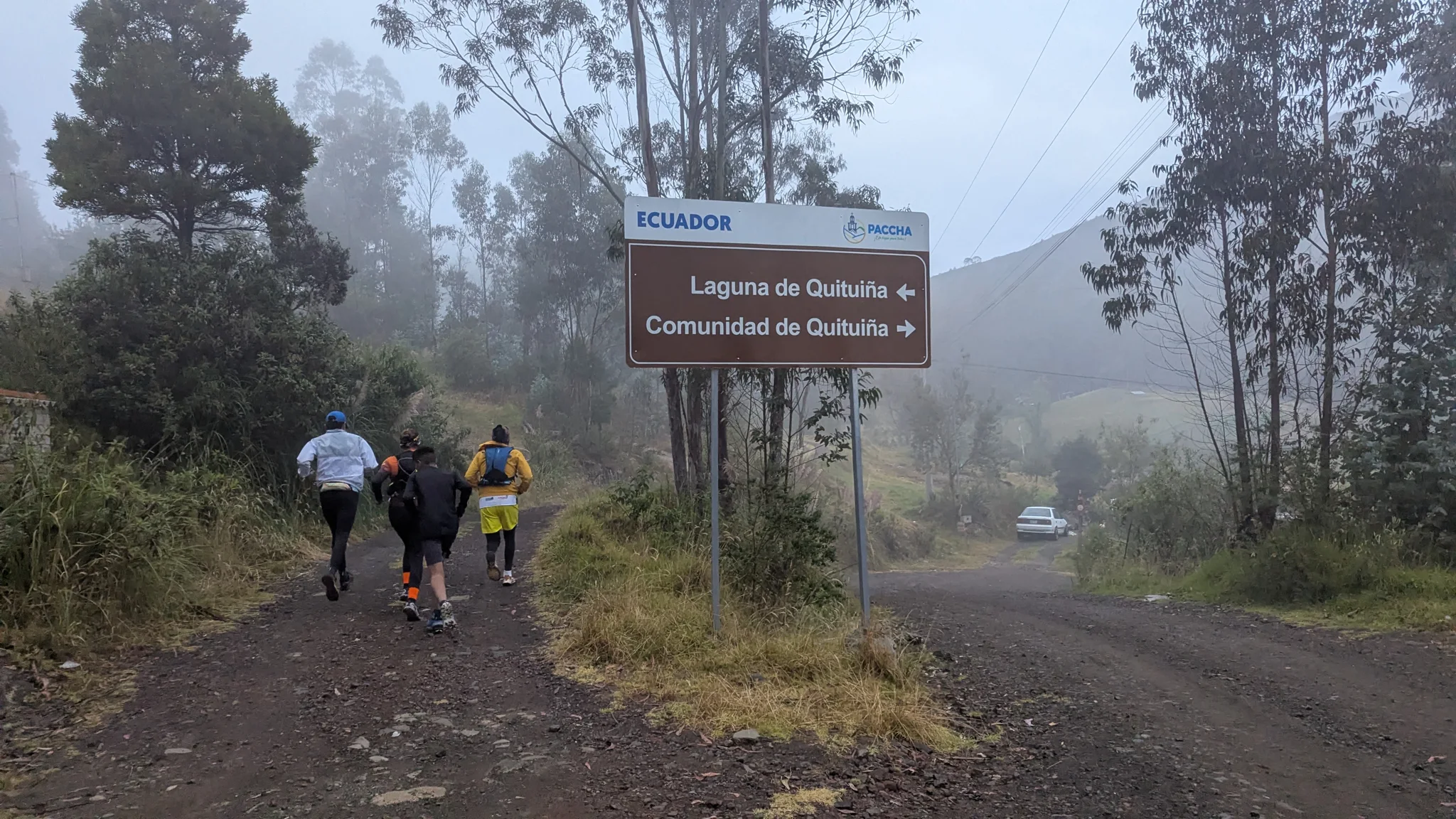 Un letrero de sendero en la neblina